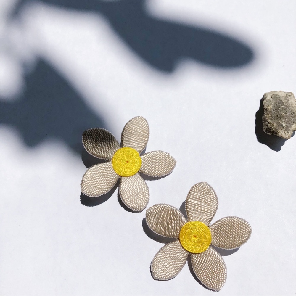 Beige Daisy Flower Earrings